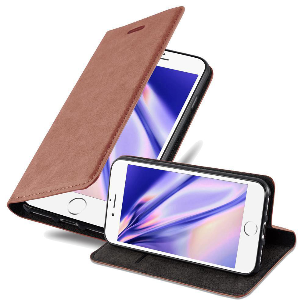 Due smartphone bianchi in custodie di pelle marrone. Uno aperto, uno chiuso. Entrambi mostrano gli schermi.