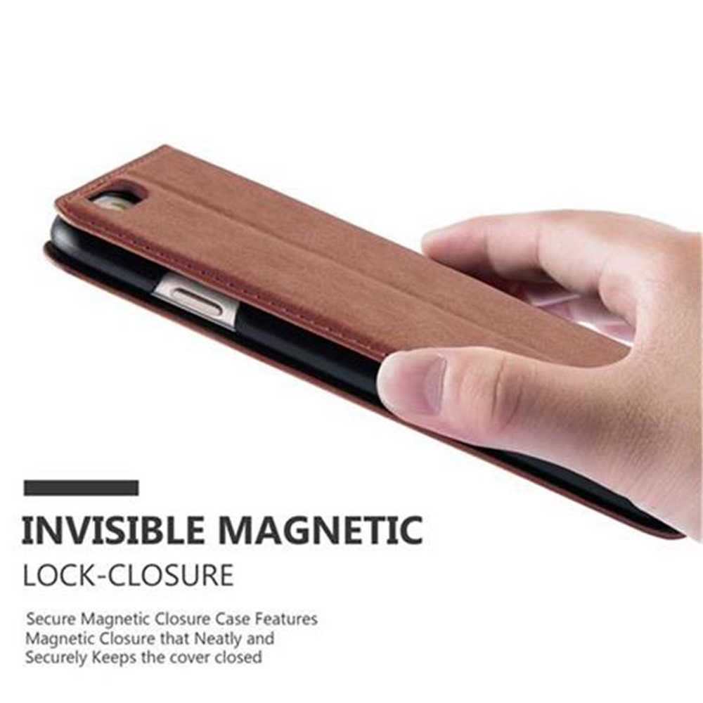 Mano che tiene una custodia marrone. Testo: 'INVISIBLE MAGNETIC LOCK-CLOSURE'.