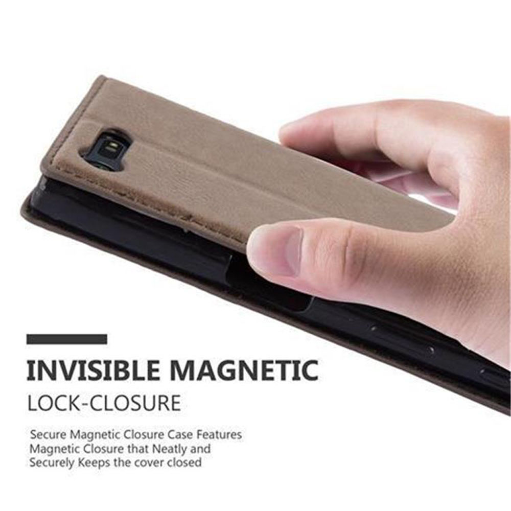 Eine Hand hält eine braune Handyhülle. Text: 'Invisible Magnetic Lock-Closure'. Nahaufnahme.