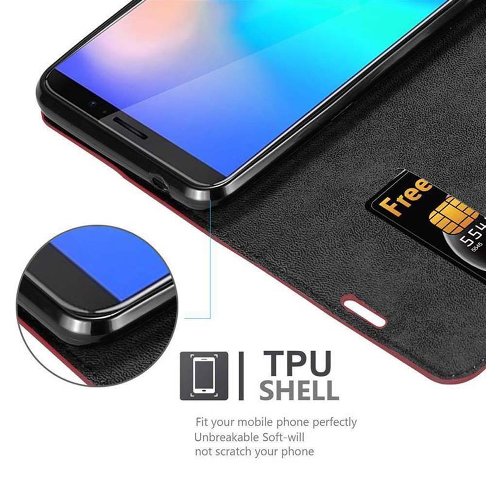 Eine Handyhülle mit einem Telefon darin. Die Handyhülle ist schwarz und das Telefon ist rechts. Eine Karte ist im Etui.