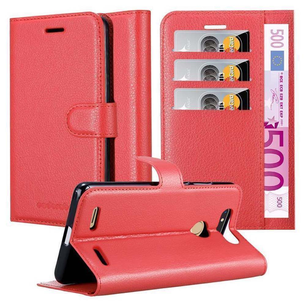 Custodia rossa con carte e telefono. La custodia è parzialmente aperta. Ci sono banconote da 500€.