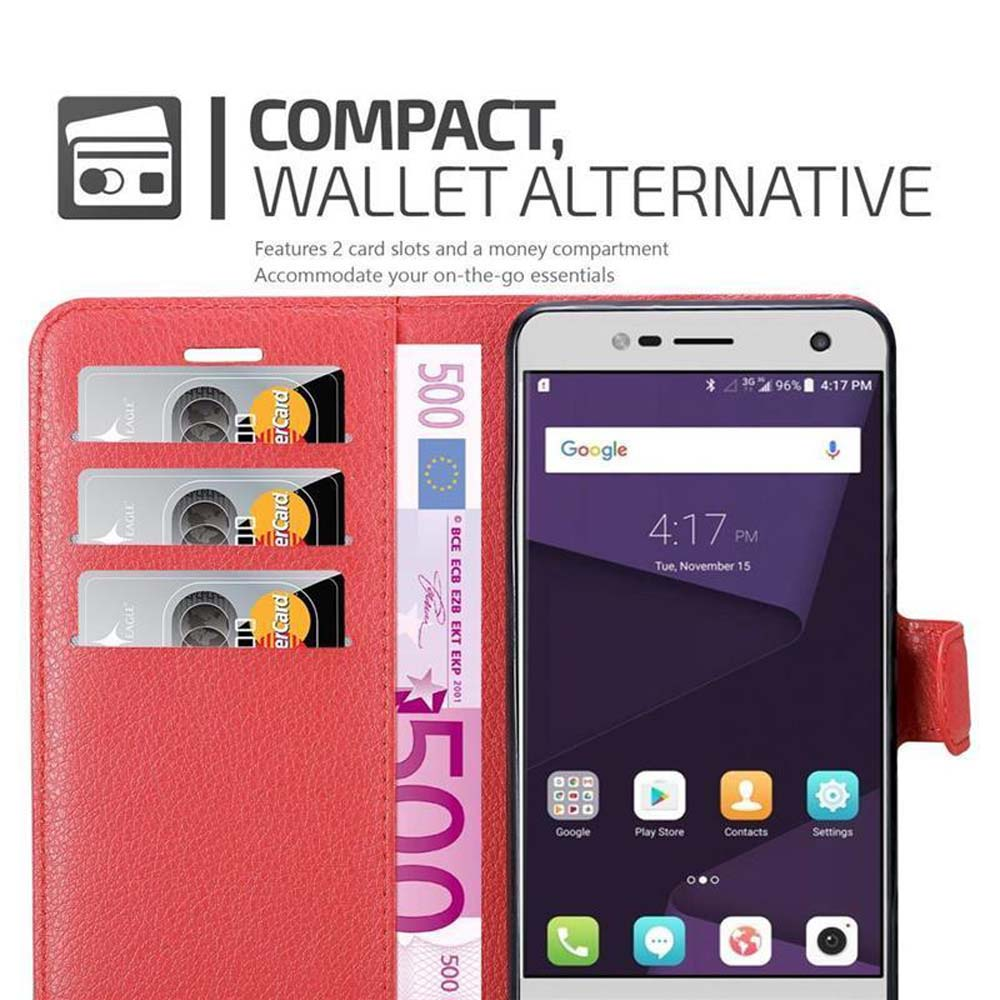 Una custodia per telefono rossa con un telefono e una banconota da 500 euro all'interno. Lo schermo mostra una schermata iniziale.