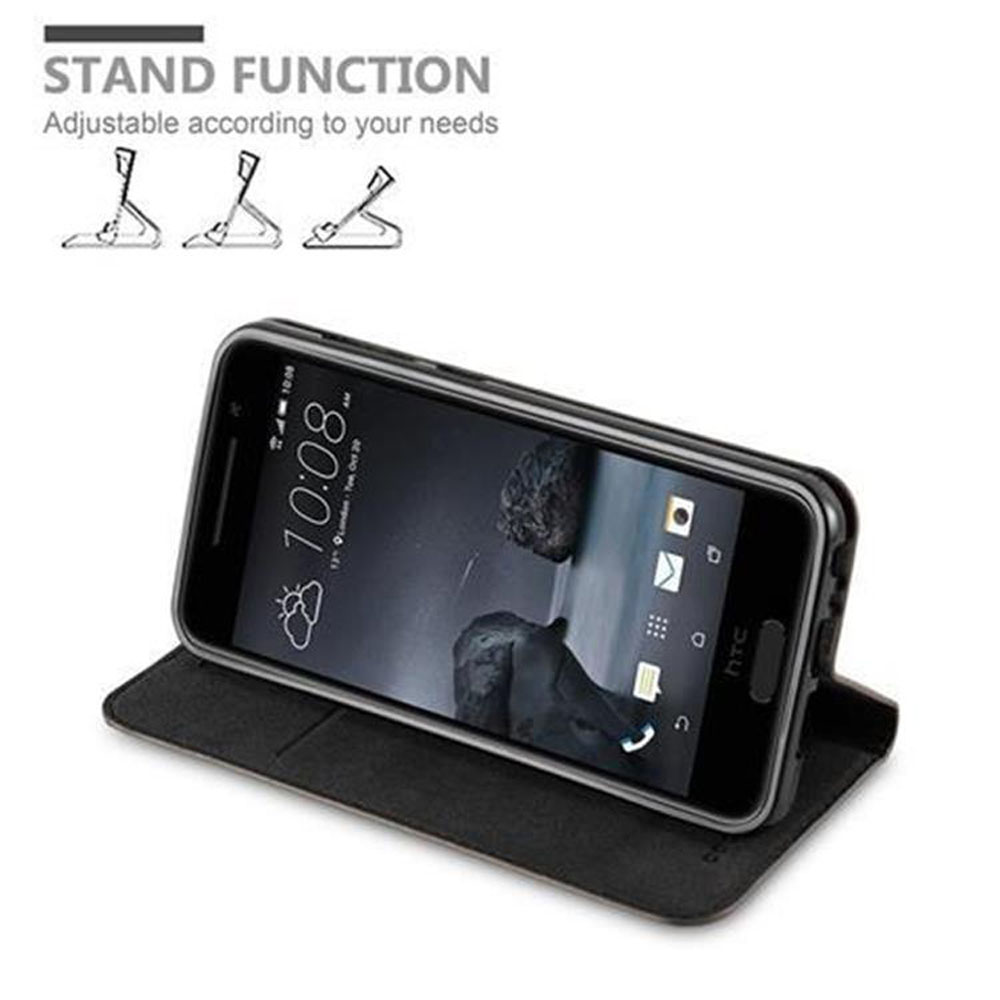 Schwarzes Telefon in einer schwarzen Hülle, offen. Die Hülle steht. Weißer Hintergrund.