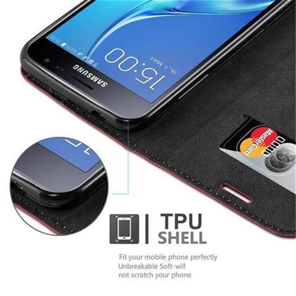 Una funda de teléfono con un teléfono dentro, que muestra la pantalla y una tarjeta de crédito.