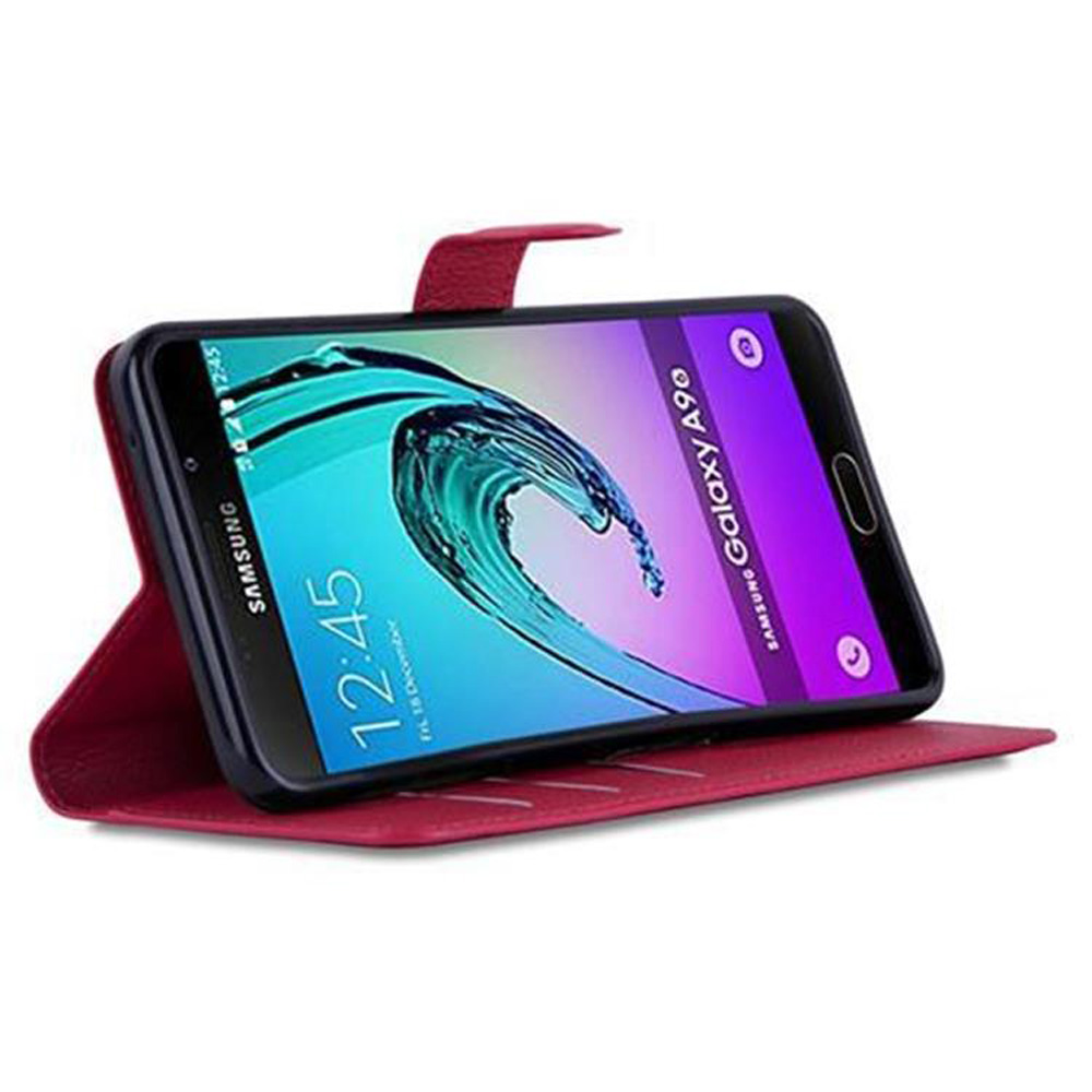 Telefon in rotem Etui, geöffnet, um den Bildschirm anzuzeigen. Der Bildschirm zeigt Uhrzeit und Datum. Das Etui ist geöffnet und angewinkelt.