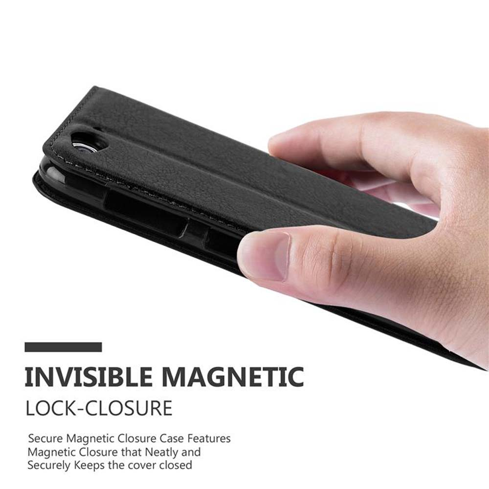 Una mano tiene una custodia nera chiusa. Testo: Chiusura magnetica invisibile.