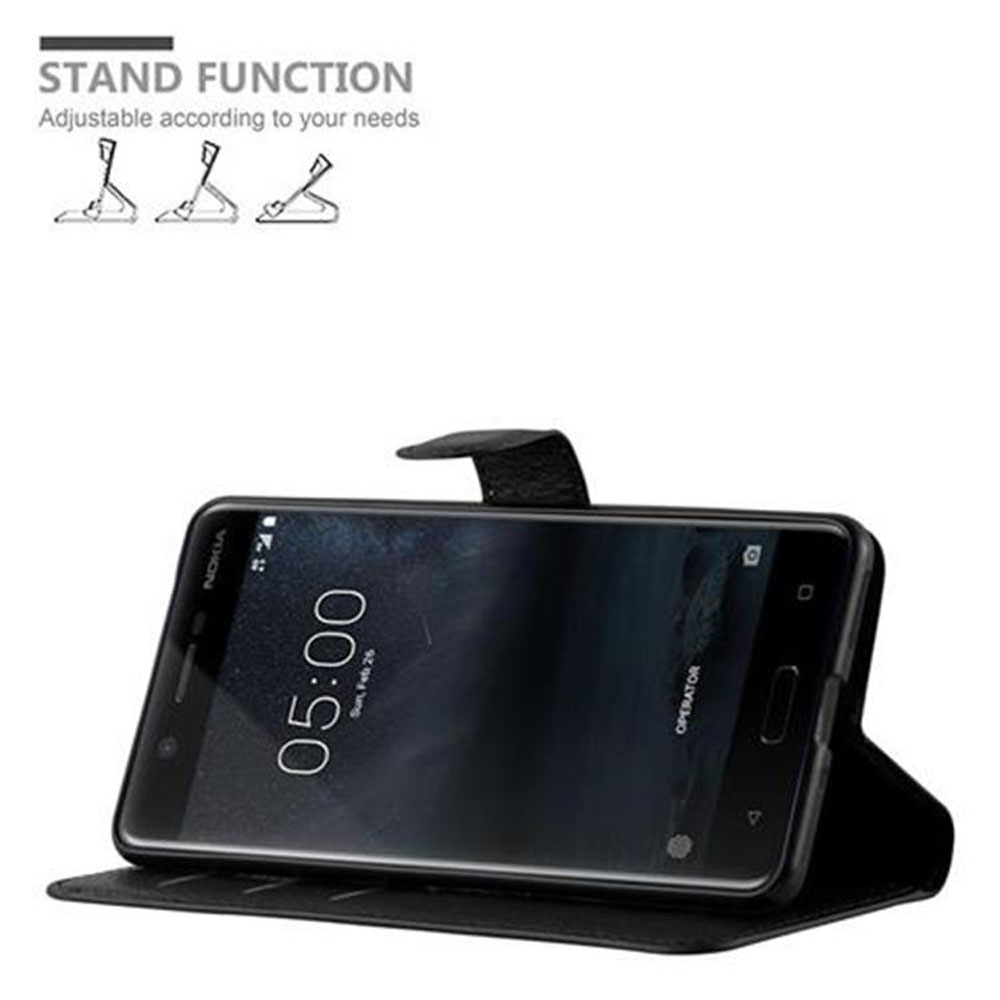 Schwarze Handyhülle mit aufgestelltem Handy. Das Telefon zeigt die Uhrzeit und das Datum an.