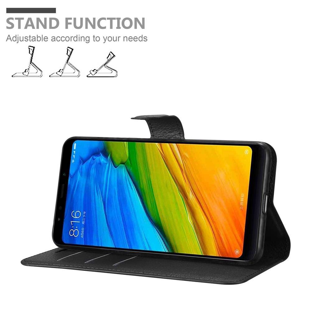 Ein Telefon in einer schwarzen Brieftaschenhülle mit Ständerfunktion, zeigt den Bildschirm.