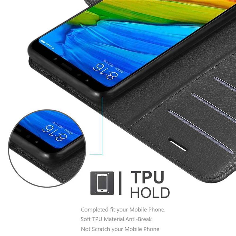 Ein Telefon in einer schwarzen Hülle. Der Bildschirm ist an. Die Hülle hat Kartenfächer. Schwarzer Hintergrund.