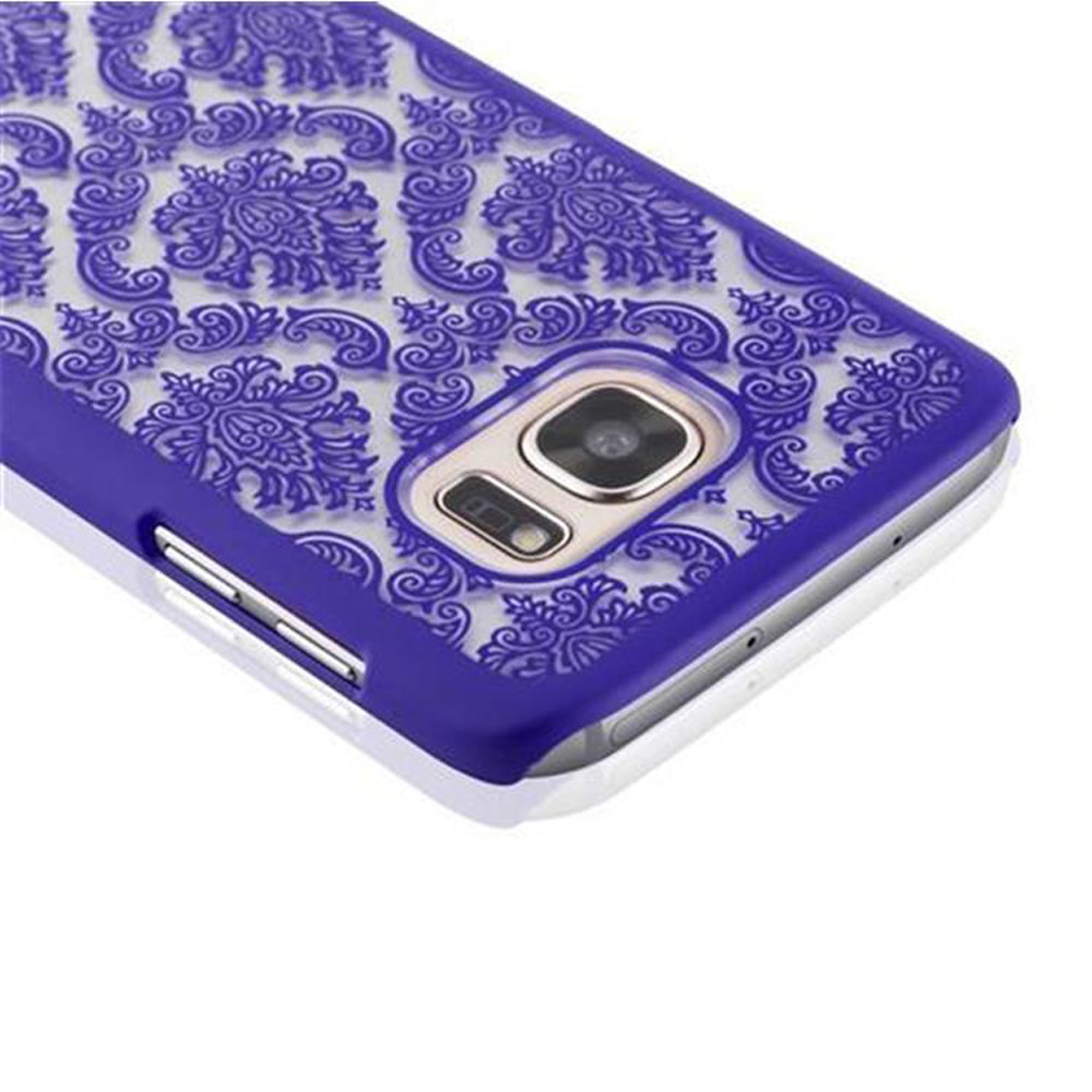 Un primo piano di una custodia per telefono con un design a motivi viola.