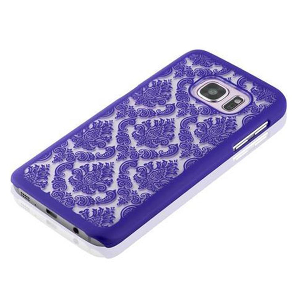 Una custodia per telefono viola con un motivo floreale. Lo sfondo è bianco.