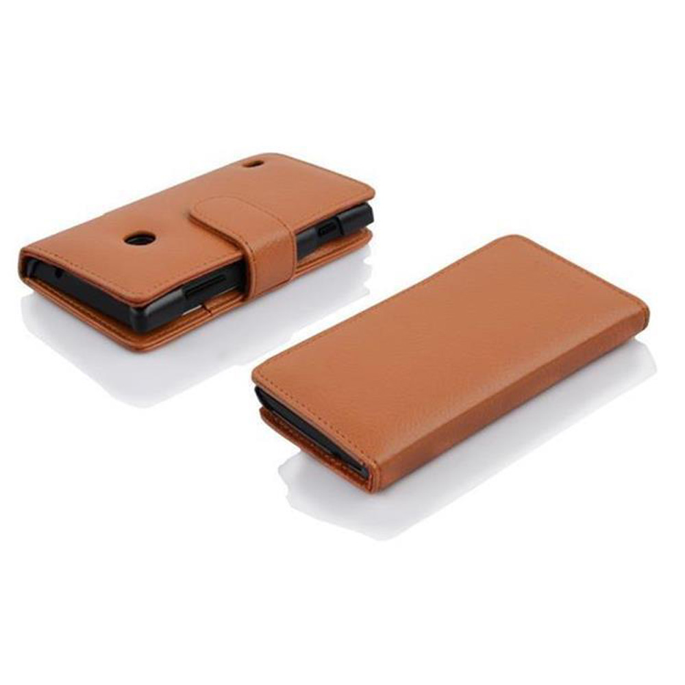 Dos fundas de teléfono de cuero marrón. Una cerrada, la otra abierta, mostrando el teléfono dentro.