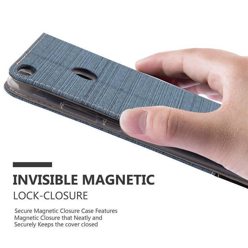 Mano che tiene una custodia blu per telefono con la scritta "INVISIBLE MAGNETIC LOCK-CLOSURE".
