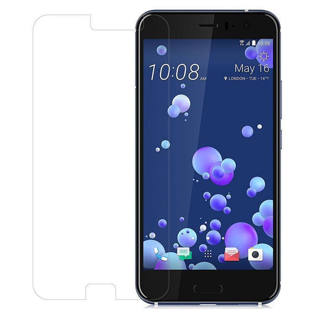 Un telefono con una protezione schermo applicata, che mostra l'ora e la data. Accanto c'è una protezione trasparente.