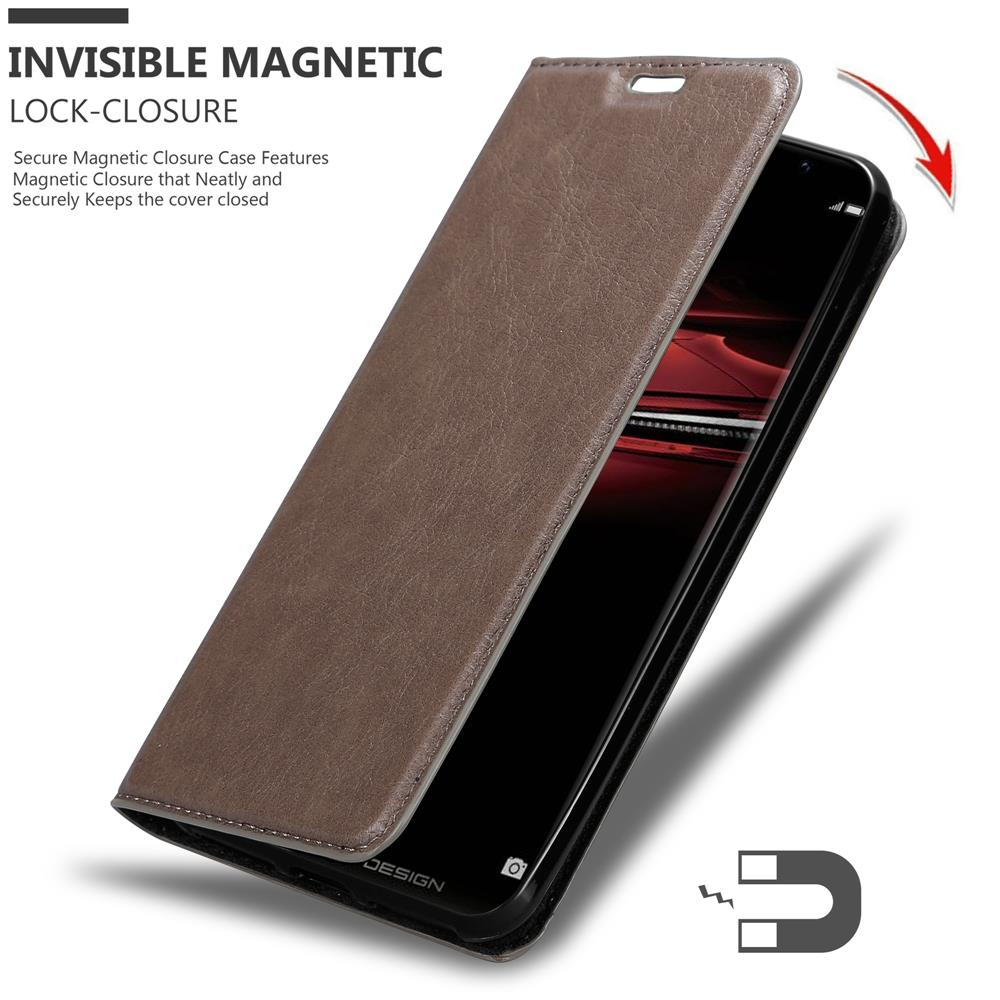 Custodia marrone per telefono con chiusura magnetica. La cover è aperta, rivelando un telefono e la parola DESIGN.