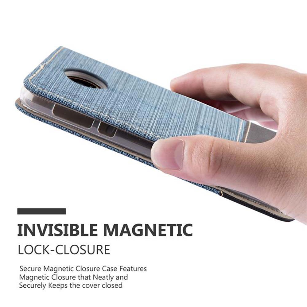 Mano che tiene una custodia blu con chiusura magnetica, che mostra il retro.