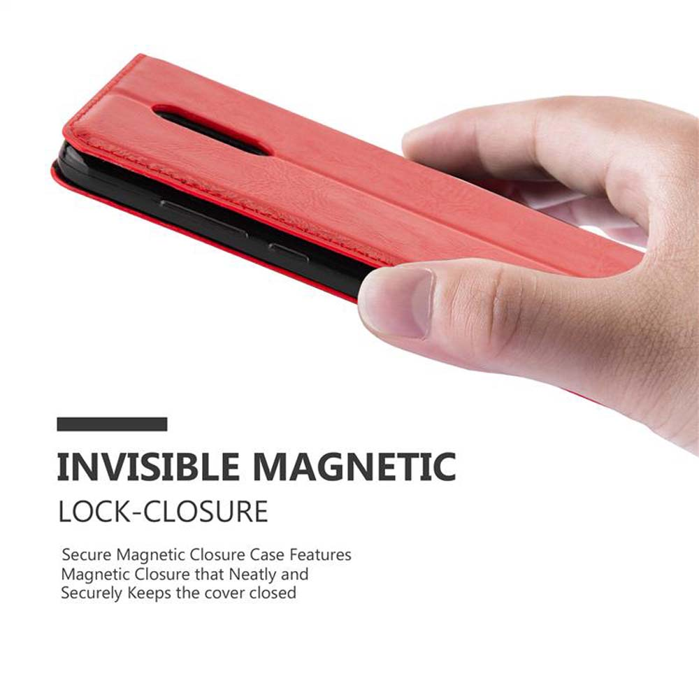 Mano che tiene una custodia rossa. Testo: 'INVISIBLE MAGNETIC LOCK-CLOSURE'.