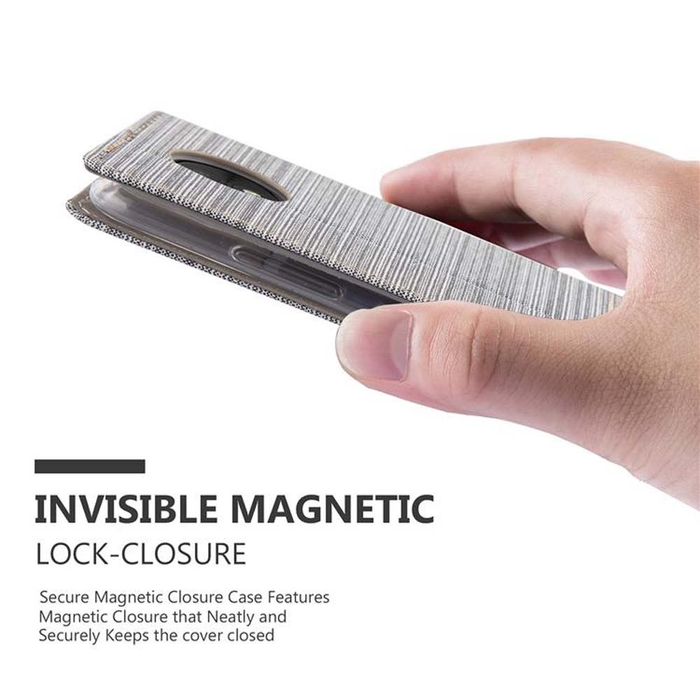 Una mano tiene in mano una custodia per telefono. La custodia è grigia e ha una chiusura magnetica. Il testo dice "CHIUSURA MAGNETICA INVISIBILE".