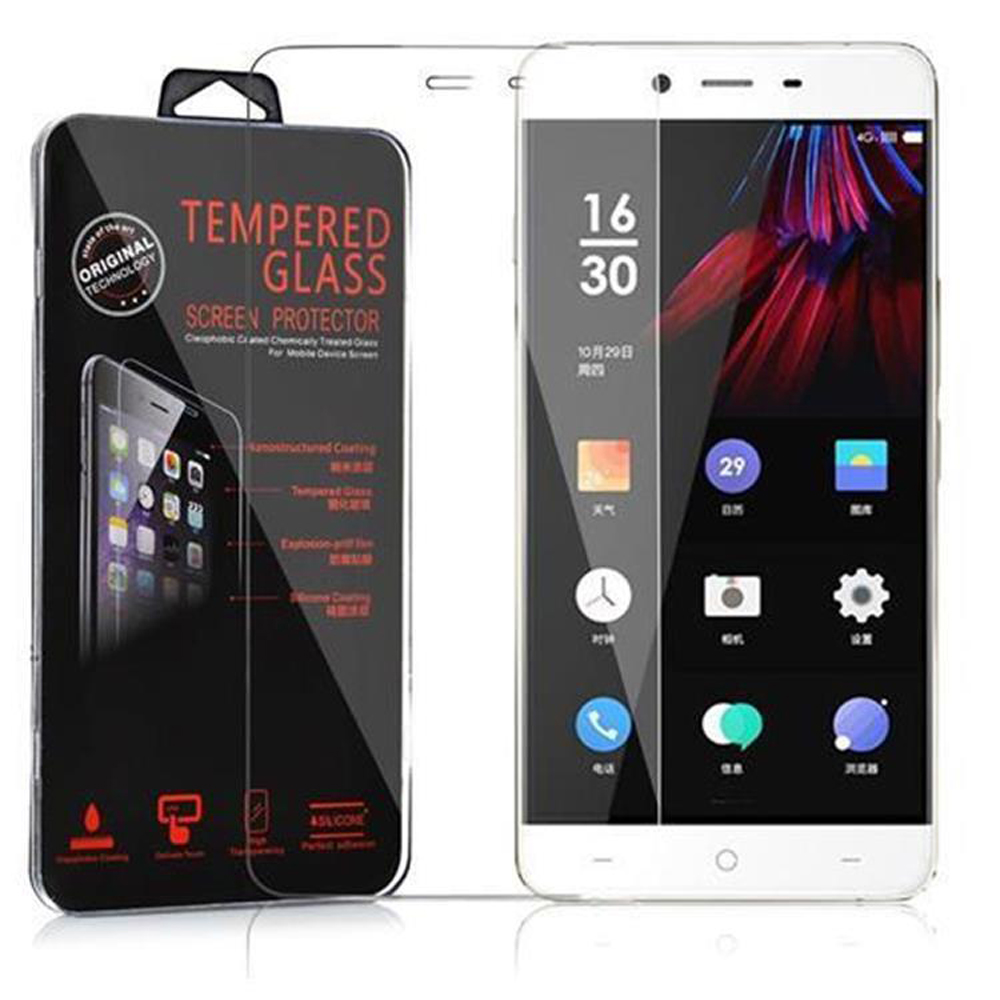 Telefono con protezione schermo e scatola. Il telefono è bianco con icone. La scatola ha l'immagine di un telefono.