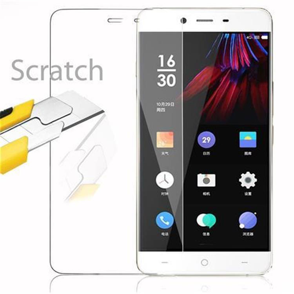 Smartphone bianco con protezione schermo. La protezione mostra un test antigraffio con un coltello giallo.
