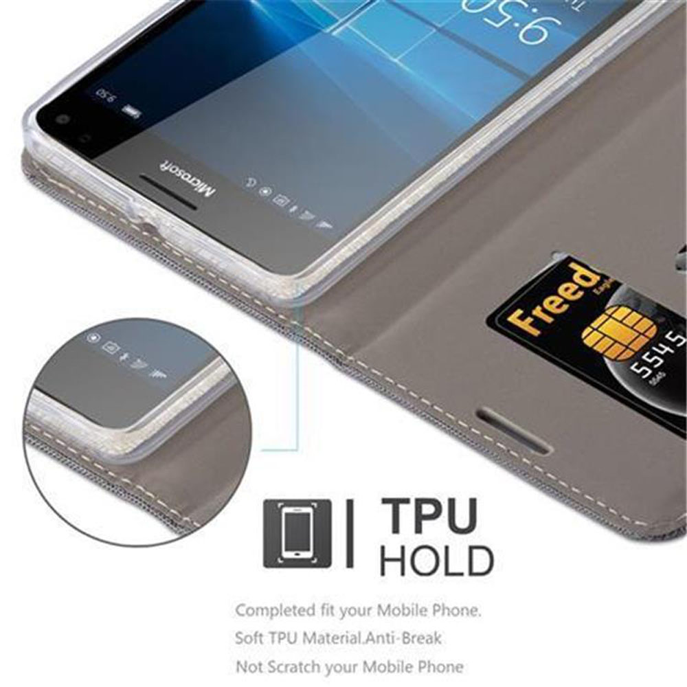 Telefono all'interno di una custodia a portafoglio grigia con sezione TPU, indicando ciò.