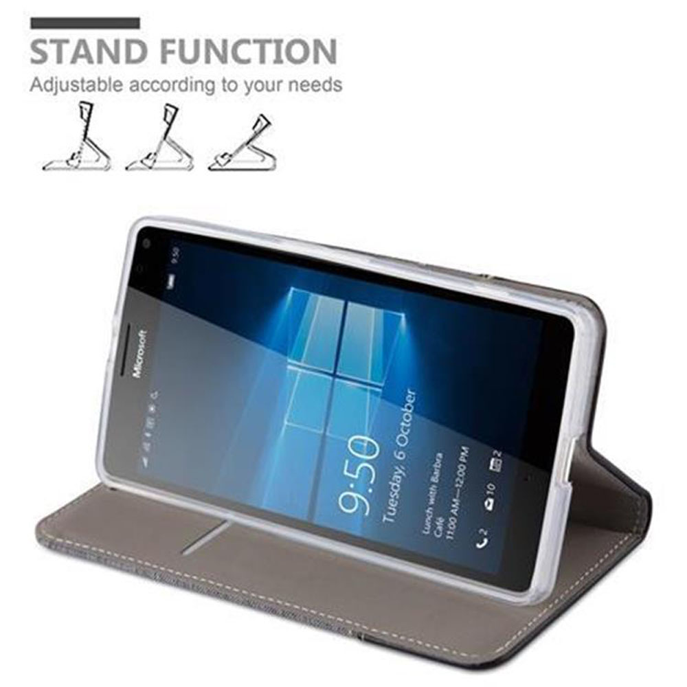 Telefono in una custodia, aperto e in piedi. Ha la funzione stand. Lo schermo mostra una data, l'ora e altre app.