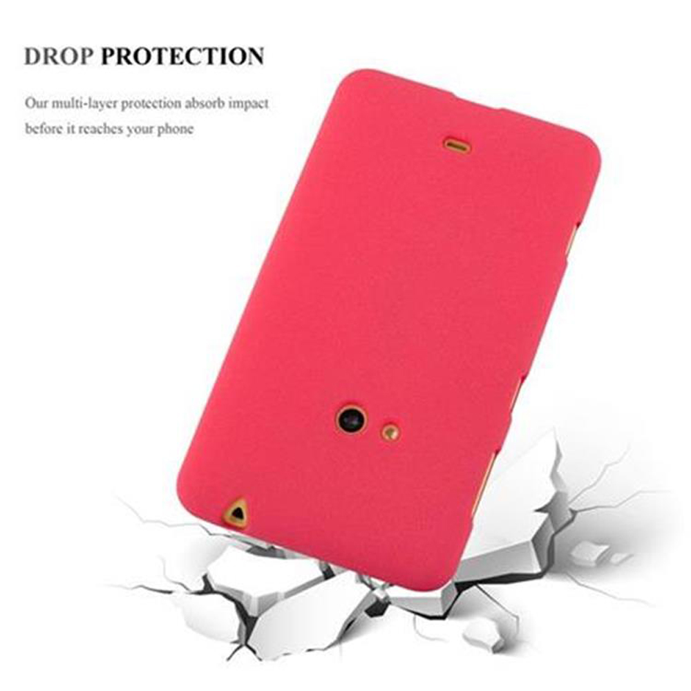 Una funda roja para teléfono está inclinada y agrietada como si se cayera. Una superficie blanca es el fondo.