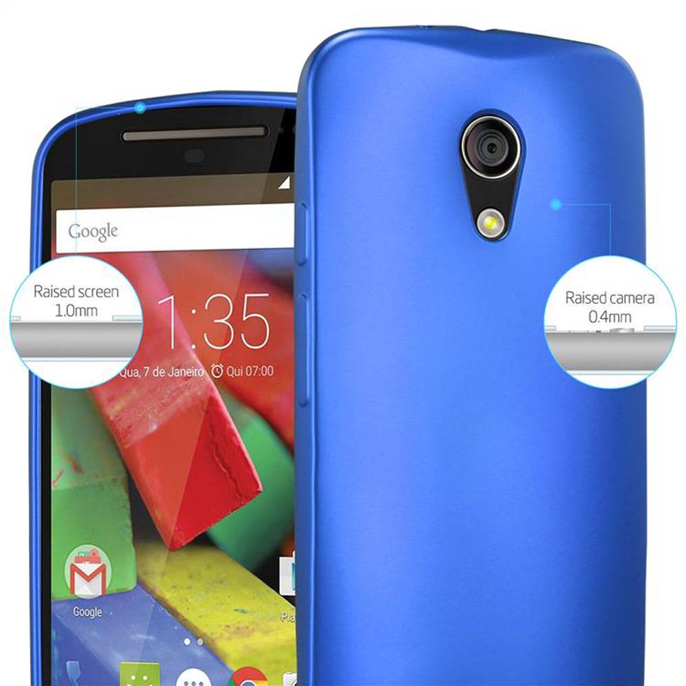 Teléfono azul con funda azul, mostrando la cámara y la pantalla. Muestra la hora 1:35.