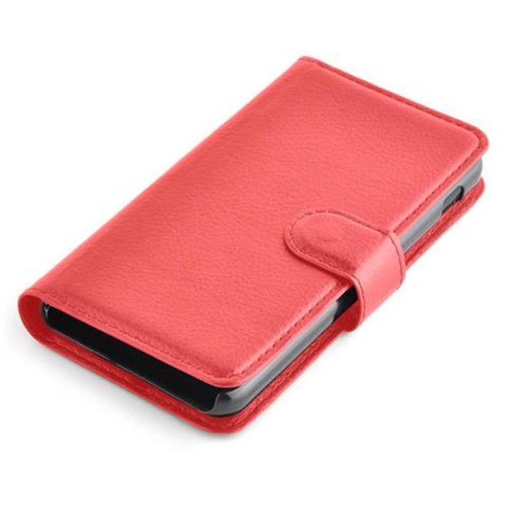 Custodia per telefono in pelle rossa chiusa su sfondo bianco. La custodia è chiusa con una chiusura.