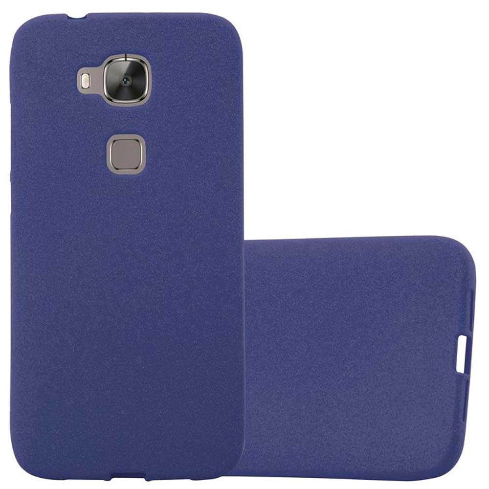 Dos fundas azules para teléfono. Una de pie, la otra plana. Ambas tienen recortes para la cámara.
