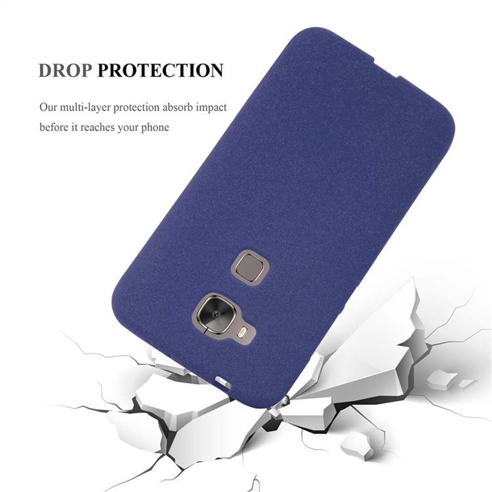 Una funda de teléfono azul con un teléfono dentro, rompiendo una superficie, mostrando protección contra caídas.