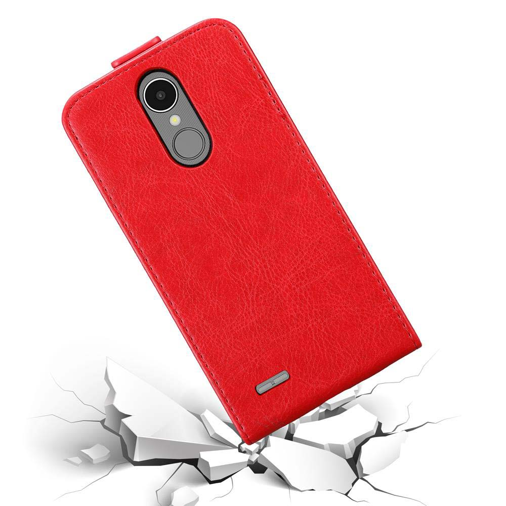 Custodia rossa per telefono su superficie bianca. Un telefono è inserito nella custodia in pelle rossa.