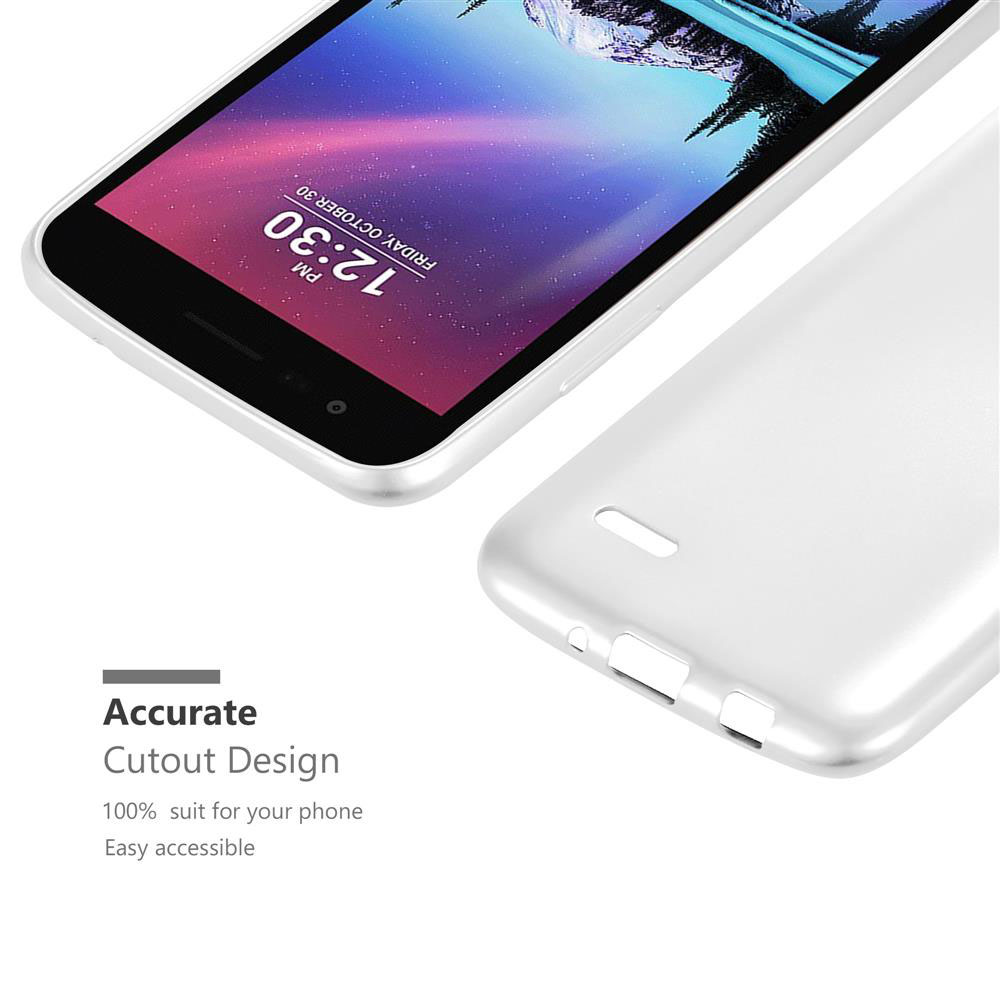 Teléfono con funda blanca. La pantalla muestra la hora y una imagen de paisaje. La funda es plateada.