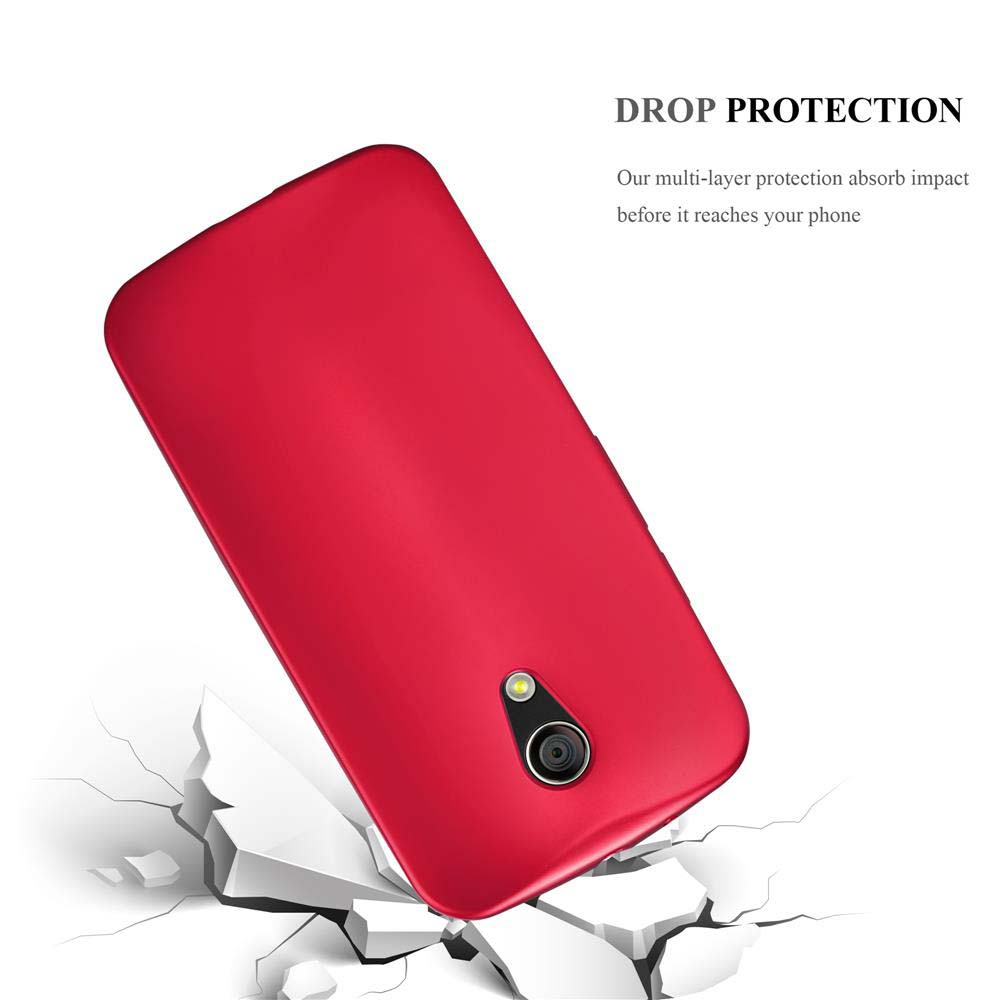 Una funda roja para teléfono cae sobre una superficie agrietada, mostrando protección contra caídas.