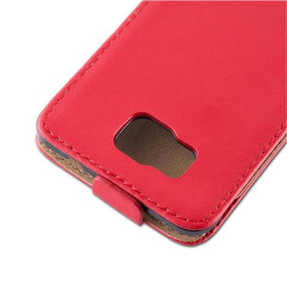 Custodia rossa per telefono con ritaglio per la fotocamera. La custodia è chiusa. I dettagli delle cuciture sono visibili.