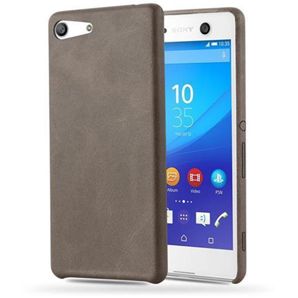 Teléfono en funda marrón, cerrado y abierto. Muestra la hora y los iconos del teléfono.