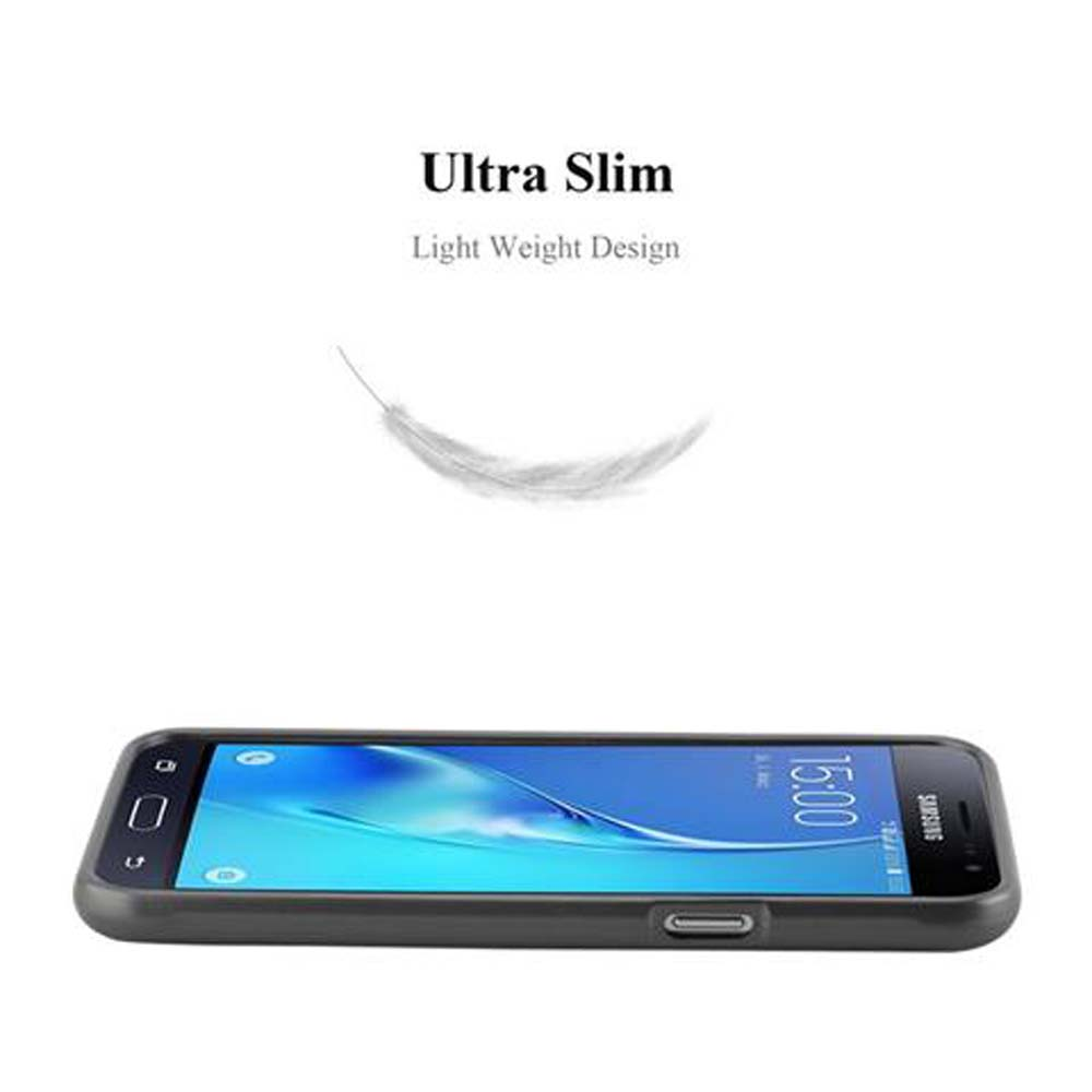 Funda negra para teléfono con teléfono dentro. Fondo blanco. Una pluma flota encima.