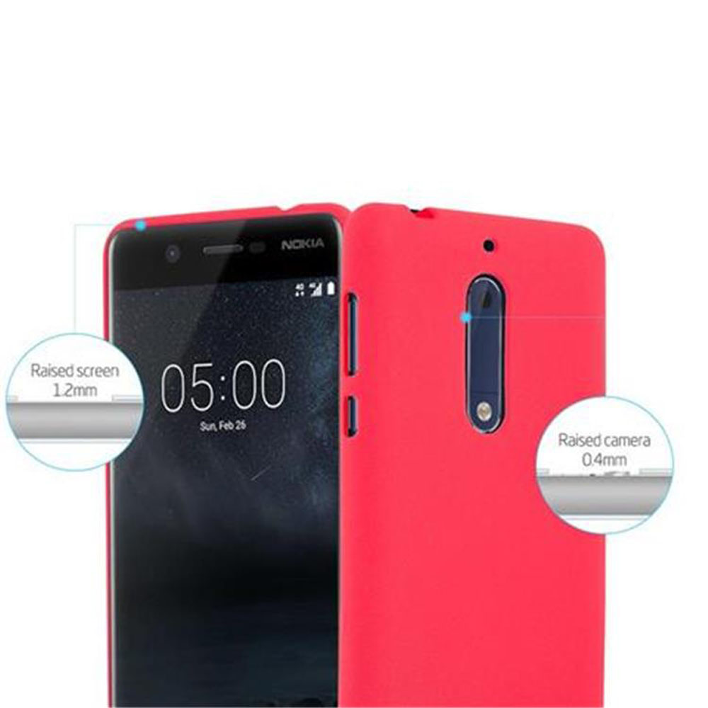 Due custodie per telefono, una con un telefono all'interno. La custodia è rossa e ha un ritaglio rotondo per la fotocamera.