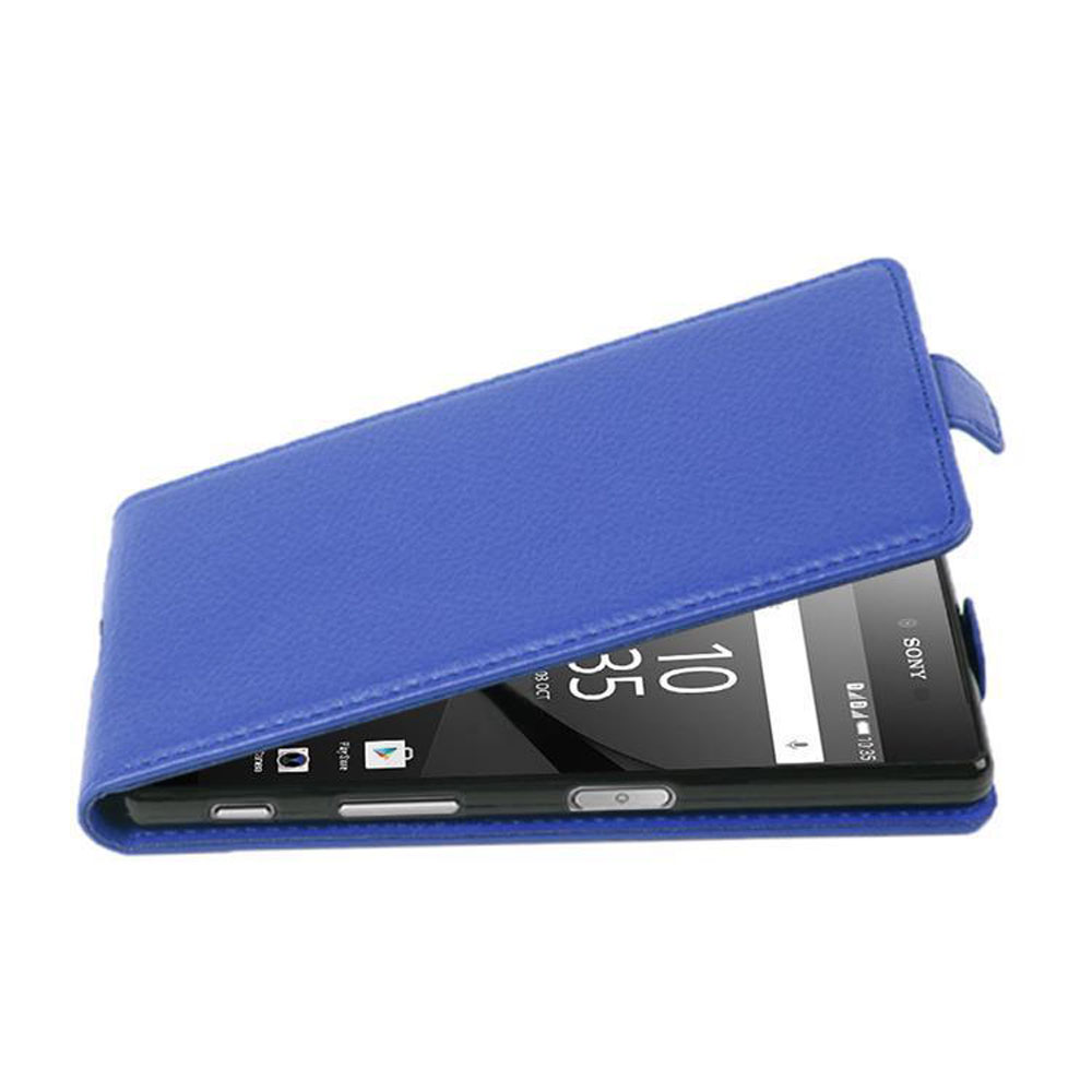 Un telefono in una custodia blu, aperto e in posizione verticale. Lo sfondo è bianco.