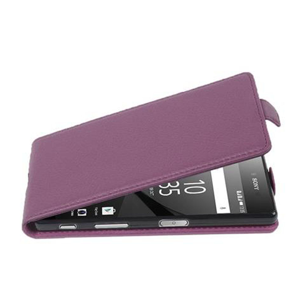 Funda de teléfono morada, abierta, con un teléfono que muestra la hora y la fecha. El teléfono es negro.