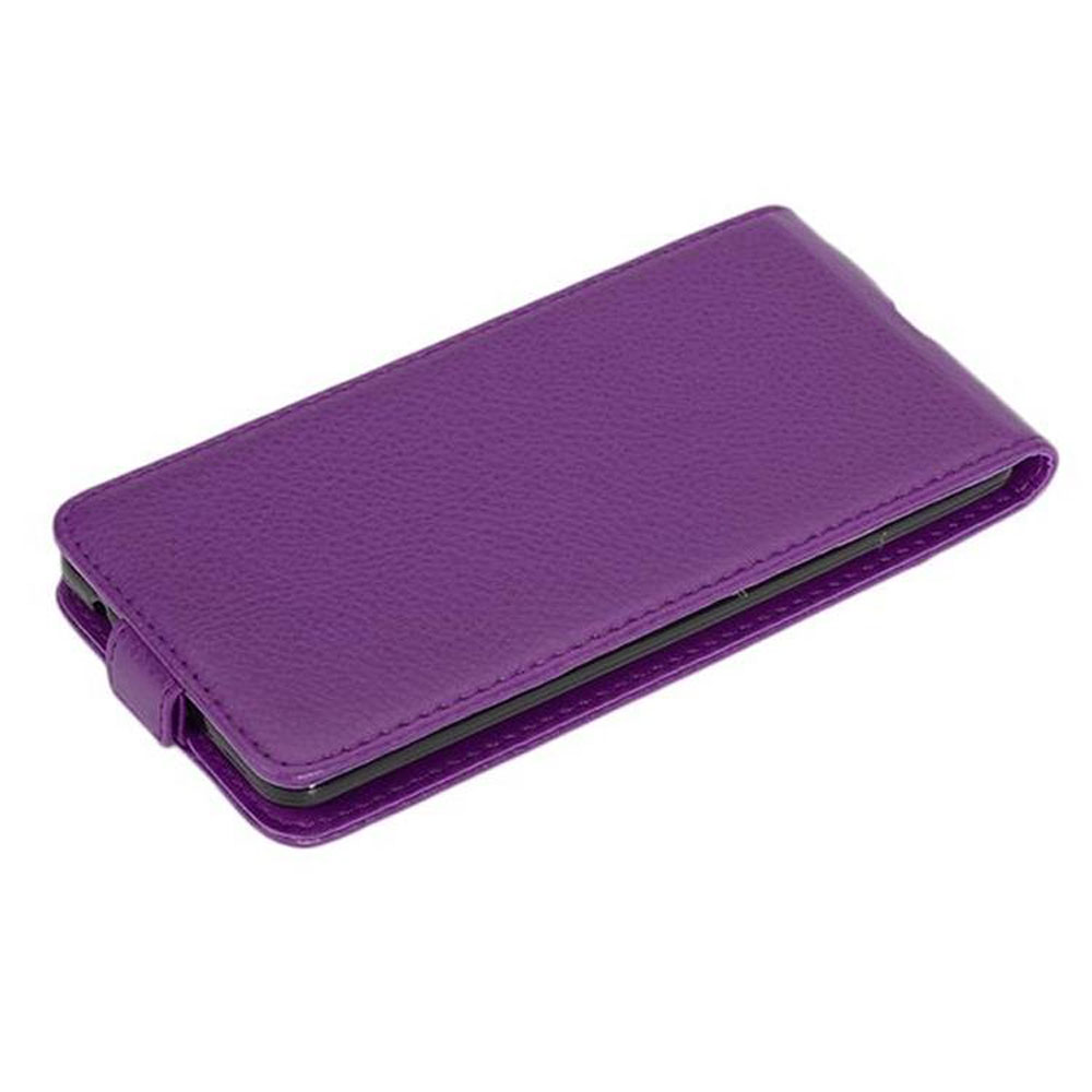 Una custodia per telefono viola chiusa, che mostra l'esterno. Ha una superficie strutturata e una chiusura a linguetta.