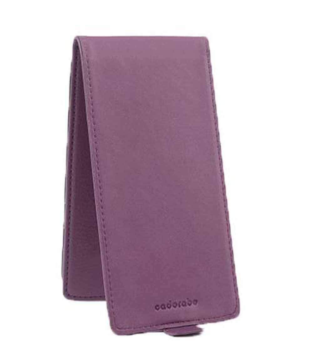 Funda morada para teléfono. La funda está cerrada. La funda es de cuero.