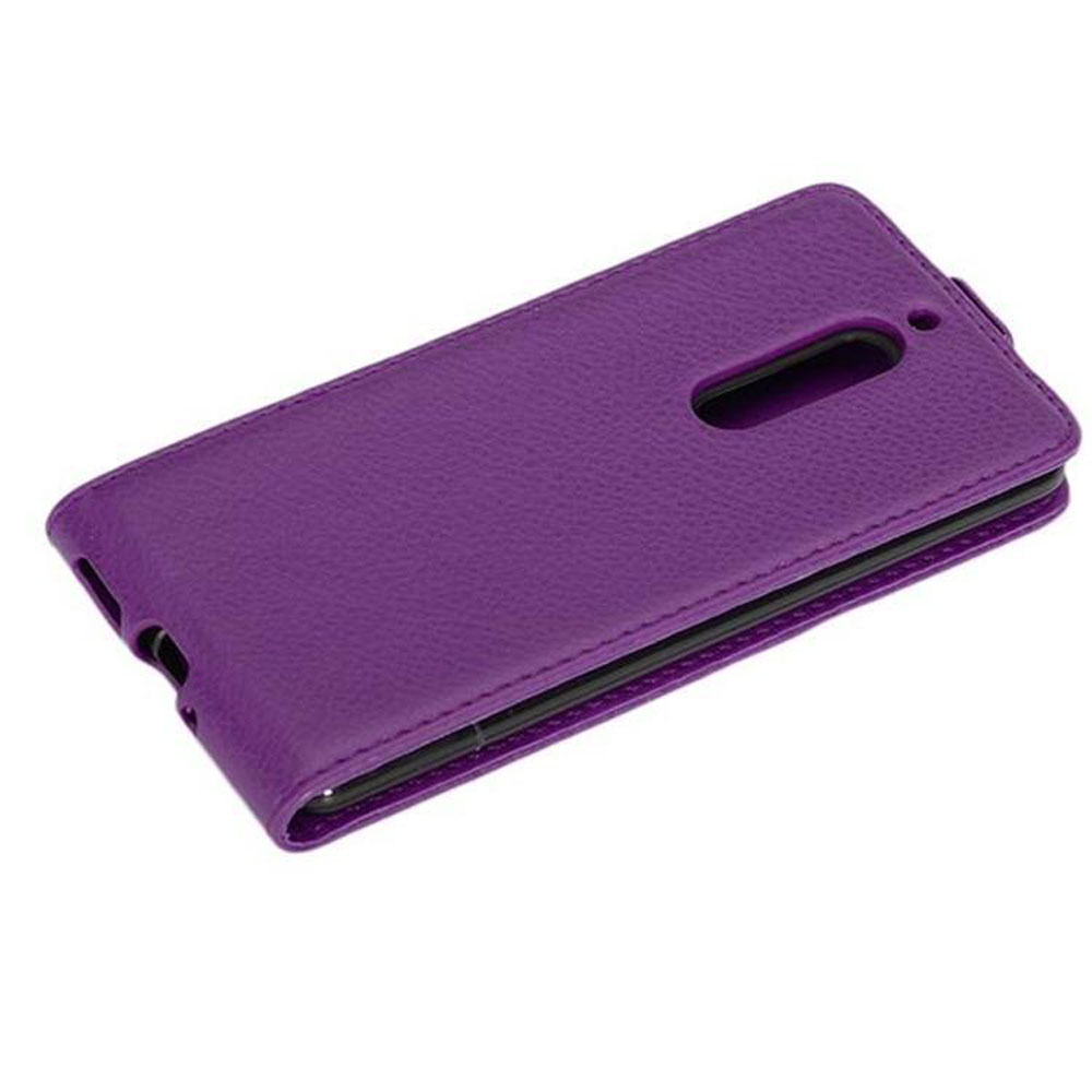 Custodia viola per telefono, che mostra il retro. La custodia è chiusa, realizzata in materiale strutturato simile alla pelle.