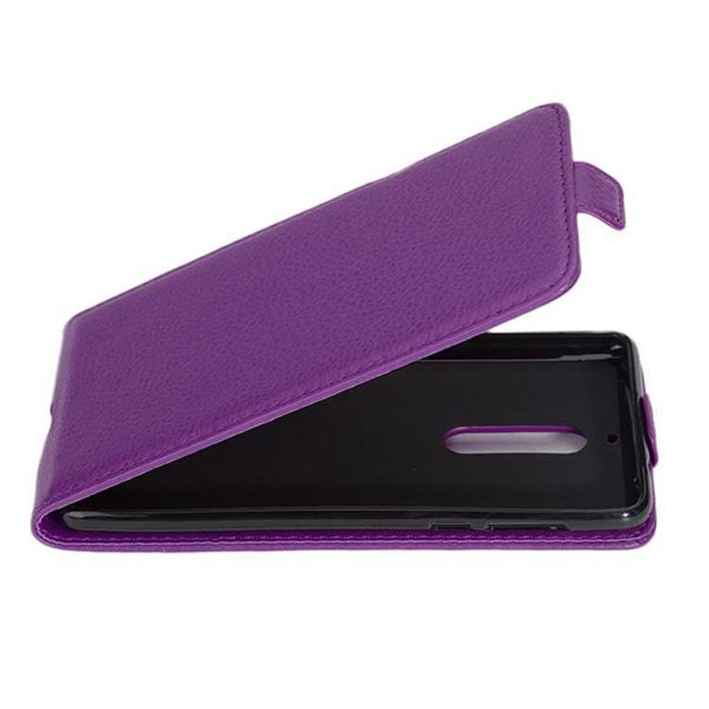 Custodia per telefono viola aperta, con un telefono nero all'interno. Il telefono poggia in un telaio nero.