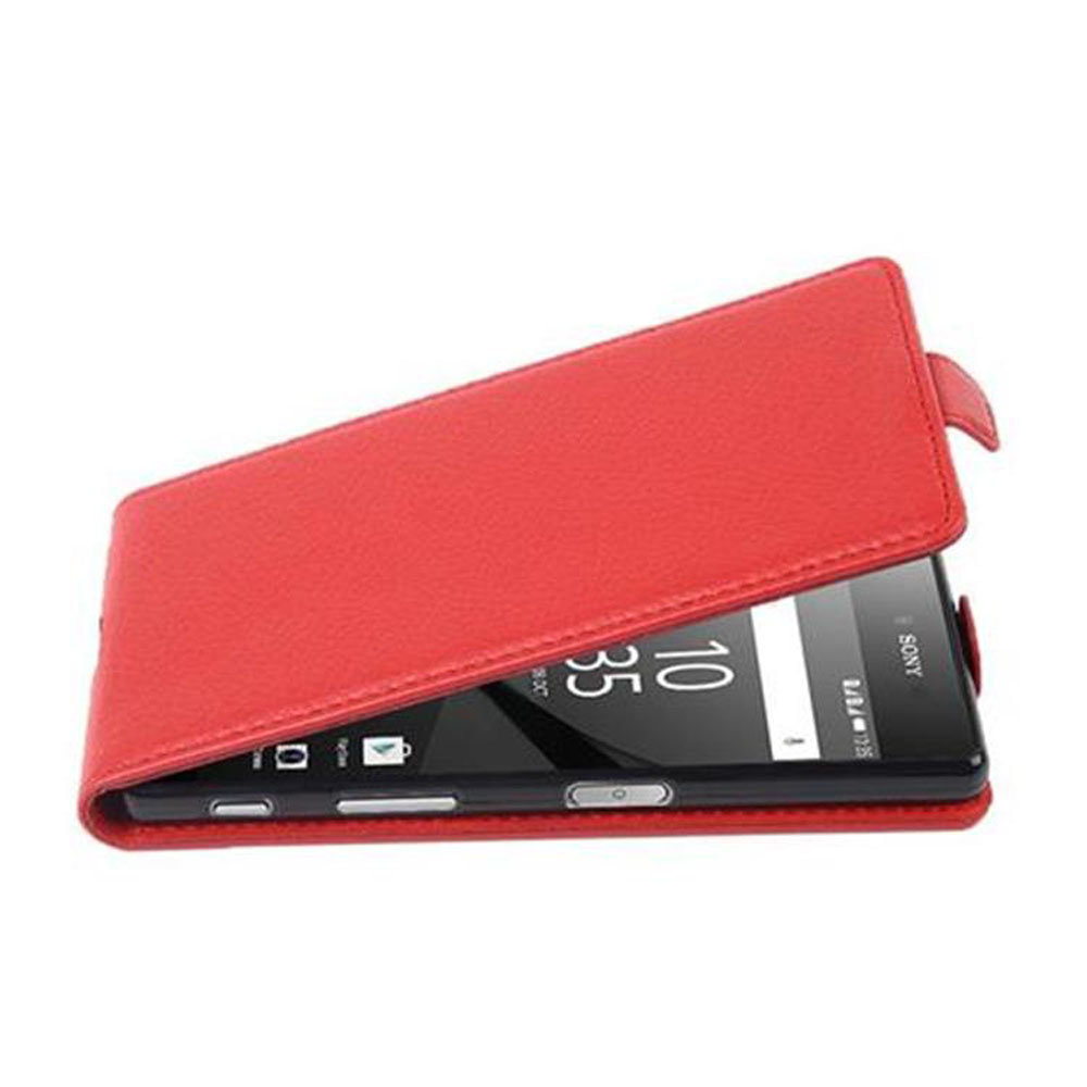 Funda de teléfono roja de cuero abierta, revelando un smartphone negro. Fondo blanco.