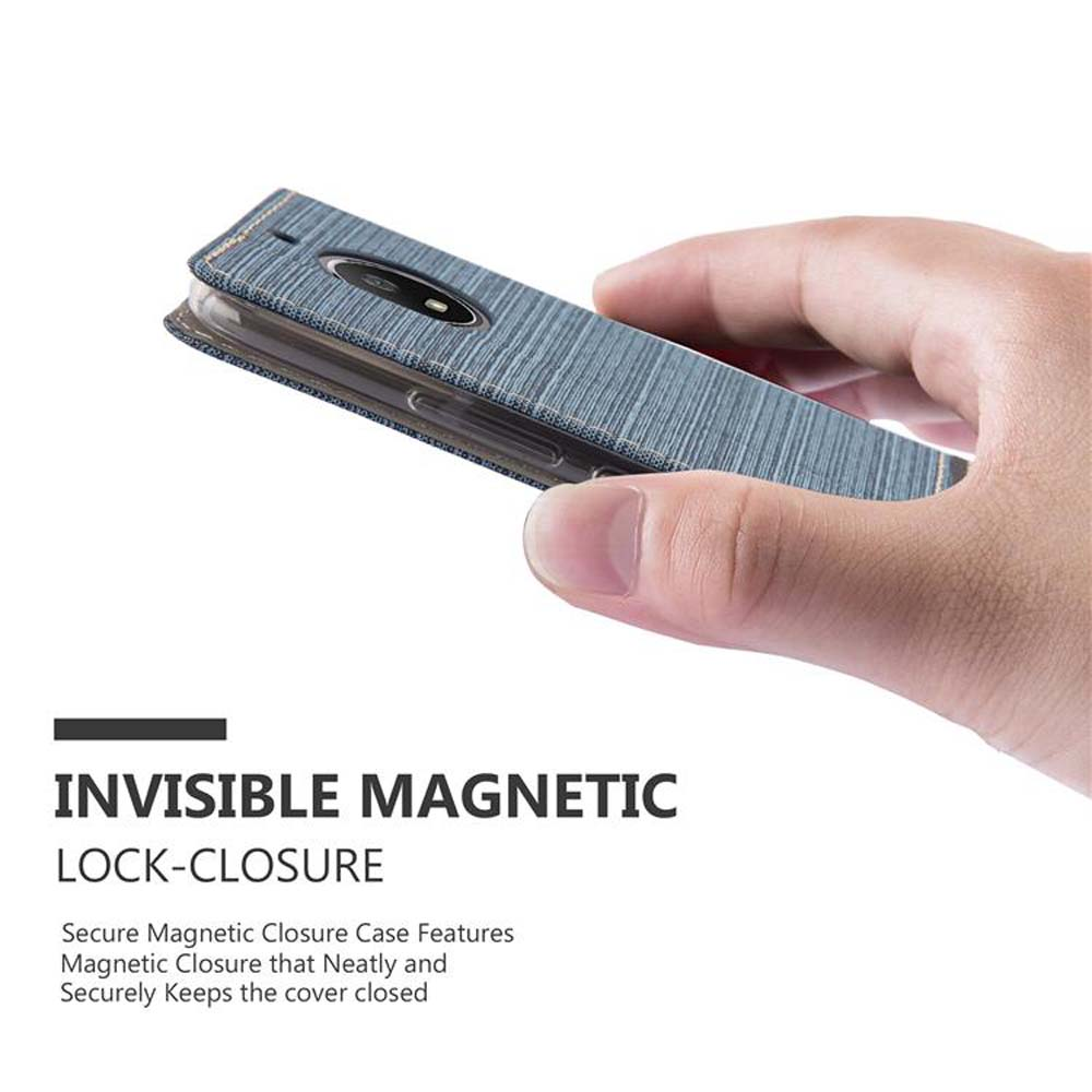 Una persona che tiene una custodia blu con un telefono dentro, con il testo "INVISIBLE MAGNETIC".