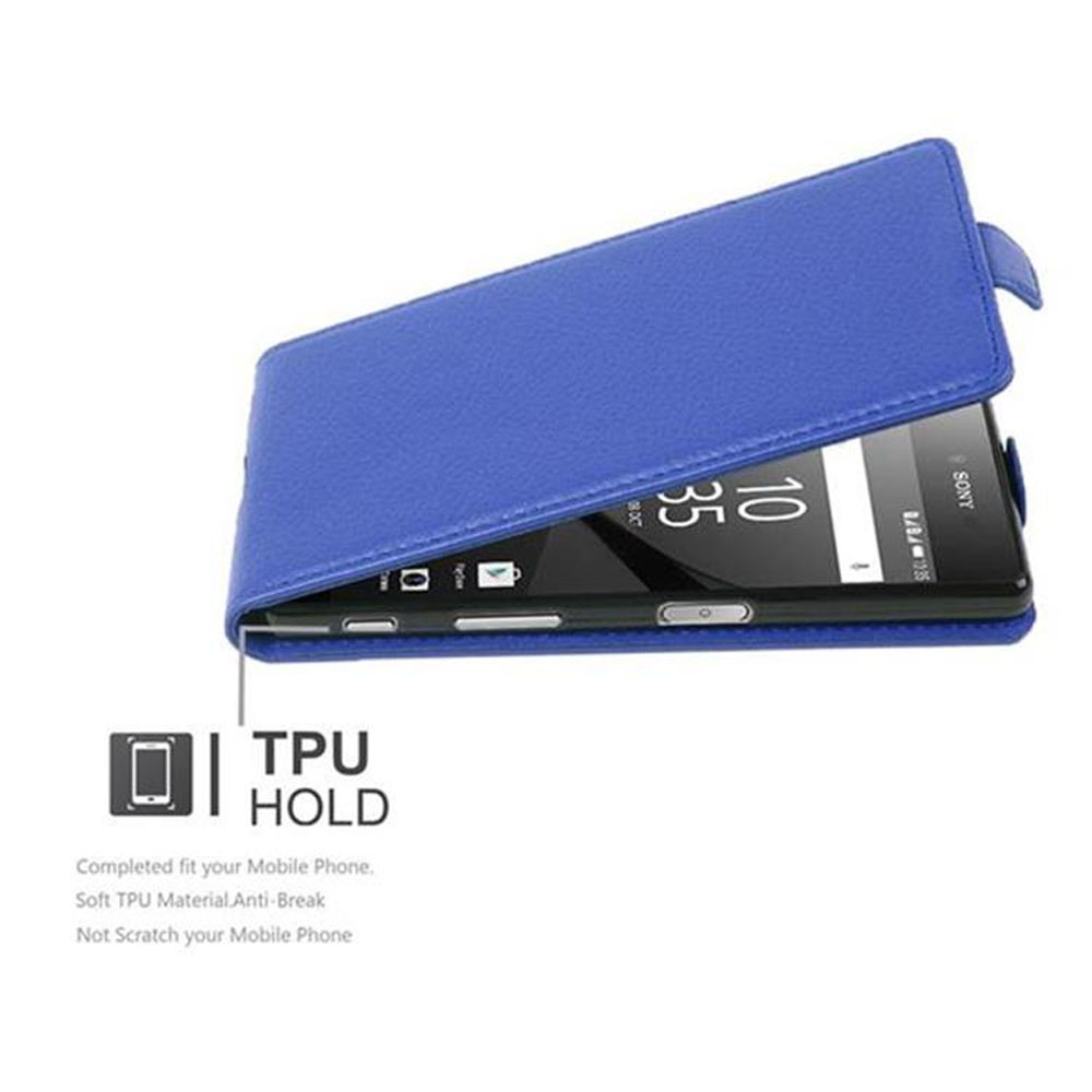 Funda de teléfono azul con un teléfono dentro. La funda está abierta.