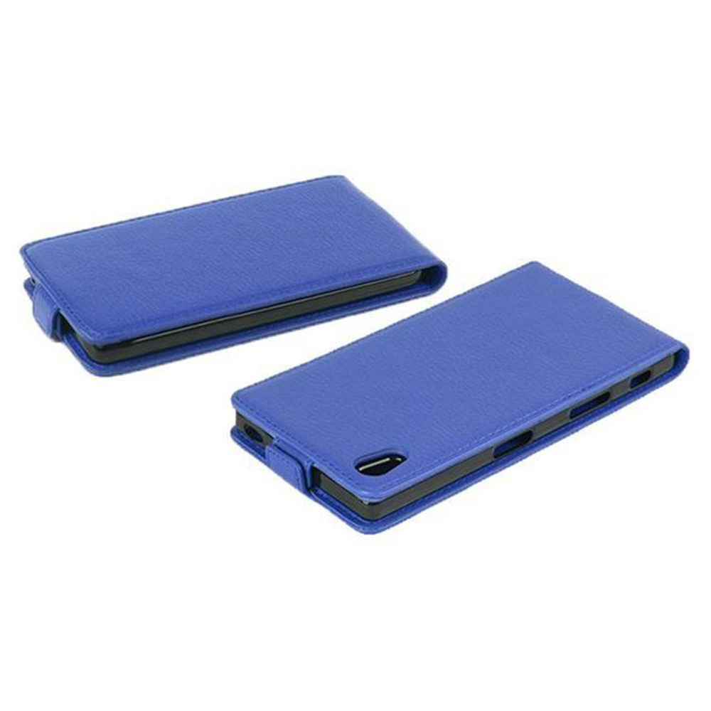 Dos fundas azules para teléfono, cerradas y abiertas. Son de cuero, con un contorno de teléfono.