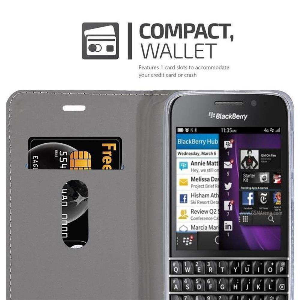 Telefono Blackberry in una custodia a portafoglio con carta di credito e slot per carte. Design compatto del portafoglio.