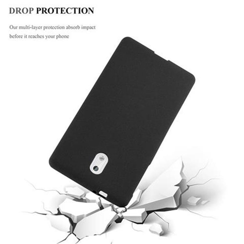 Un telefono in una custodia nera sta cadendo e colpisce il suolo. L'immagine promuove la protezione dalle cadute.